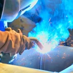 mig mag kaynağı kullanan çalışan