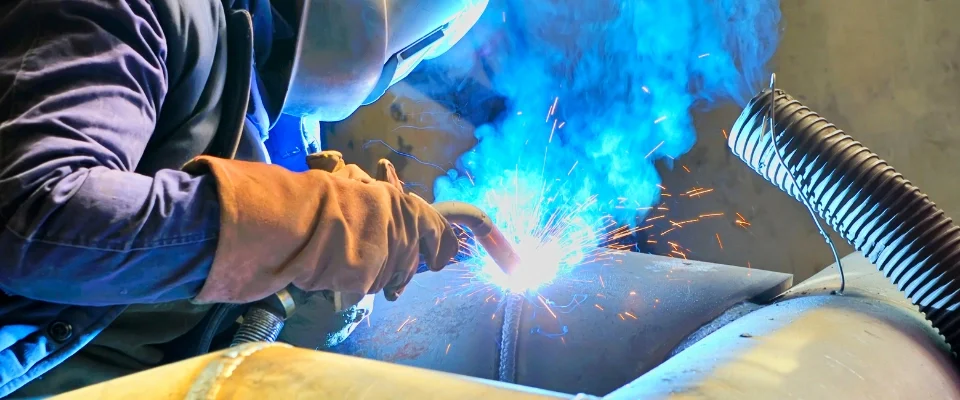 mig mag kaynağı kullanan çalışan