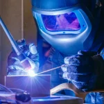 tig kaynağı kullanan çalışan