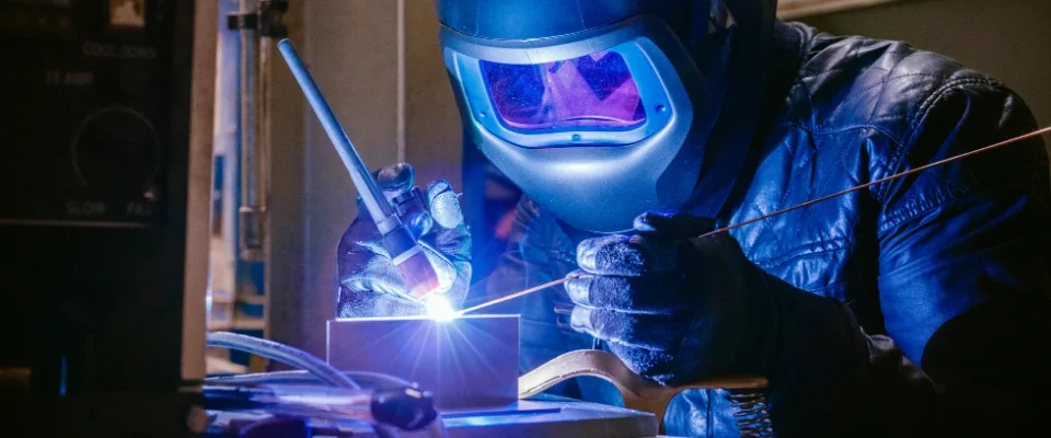 tig kaynağı kullanan çalışan