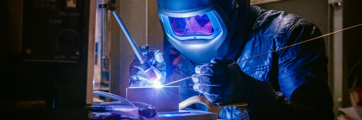 tig kaynağı kullanan çalışan