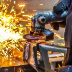 Sanayide İmalat Çelikleri ve Üretimdeki Rolü taşlama makinesi ile çalışan işçi